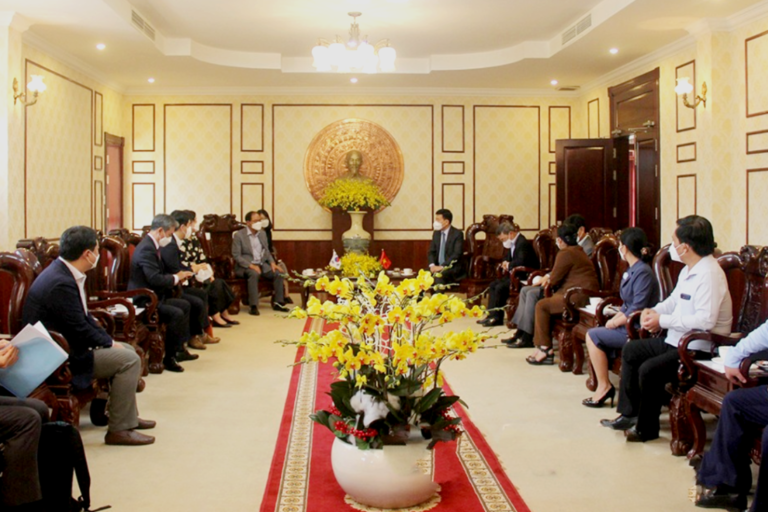 01 đoàn đại sứ Hàn Quốc tại Việt Nam do ông Park Noh Wan, Đại sứ đặc mệnh toàn quyền Hàn Quốc tại Việt Nam đến thăm và làm việc tại tỉnh Bình Phước.