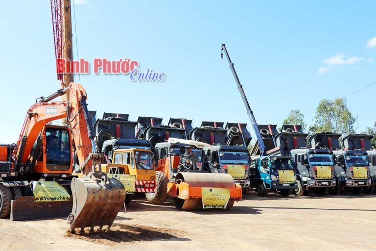 Sáng 27-11, Chủ tịch UBND tỉnh Nguyễn Văn Trăm, Phó chủ tịch UBND tỉnh Huỳnh Anh Minh cùng đại diện lãnh đạo các sở, ban, ngành, huyện, thị xã, thành phố dự lễ động thổ dự án Khu du lịch hồ Suối Cam giai đoạn 2 (dự án Royal Star Lake).